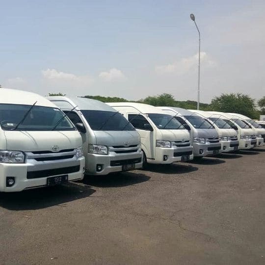Deretan van Toyota HiAce putih di lapangan terbuka